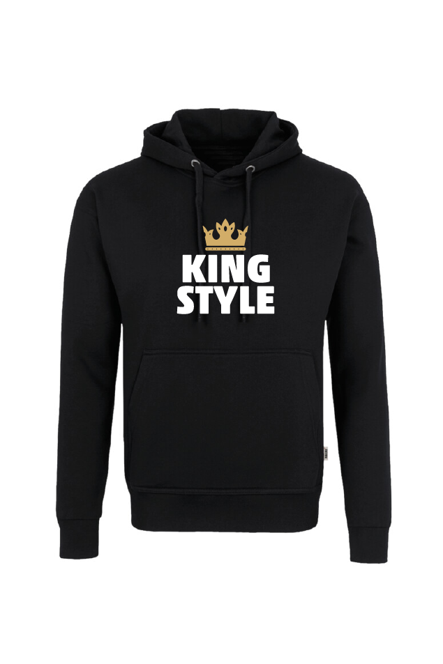ein schwarzer Hoody mit Aufdruck "King Style" vorne über der Tasche