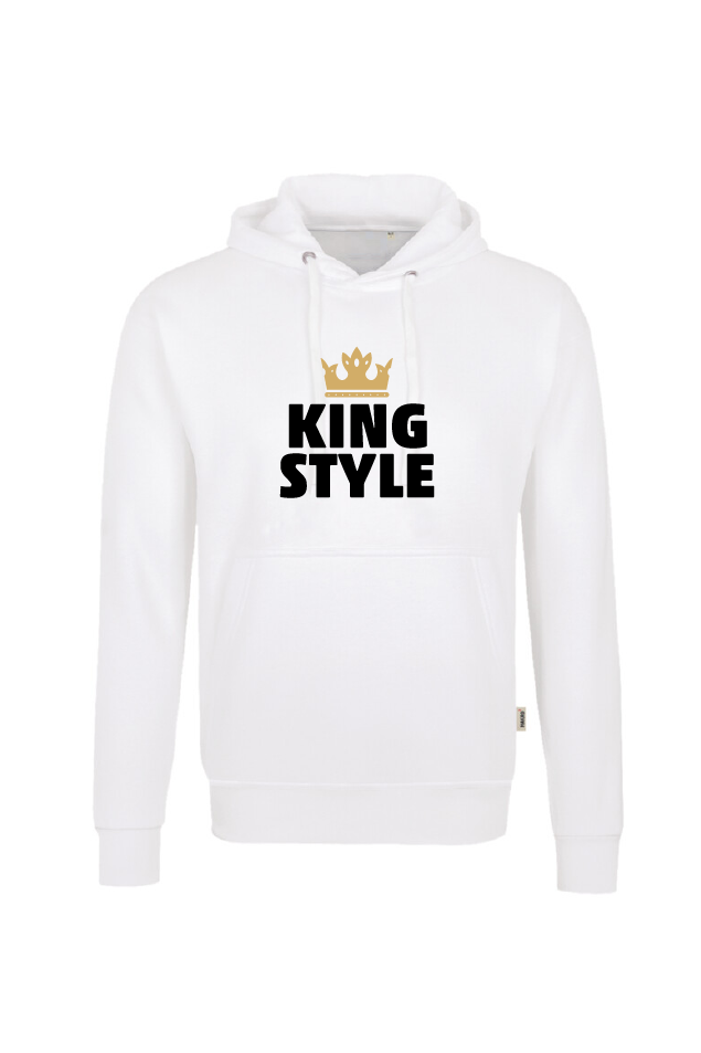 ein weißer Hoody mit Aufdruck "King Style" vorne über der Tasche