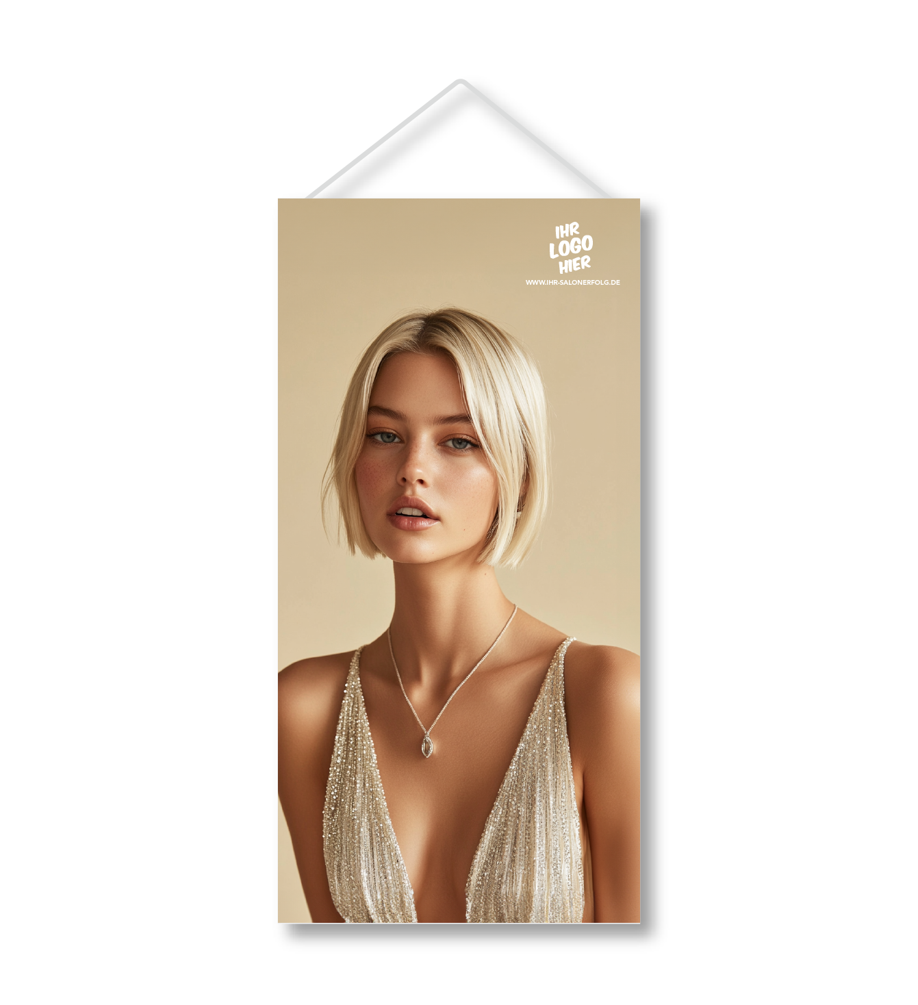 ein Stoffbanner, der an einer Kordel aufgeängt ist. Das Motiv zeigt ein Model mit kurzen, blonden Haaren und glitzernem Kleid.