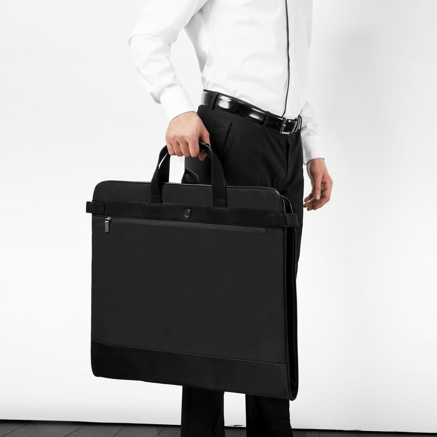 Person trägt Cerruti-Kleidersack 