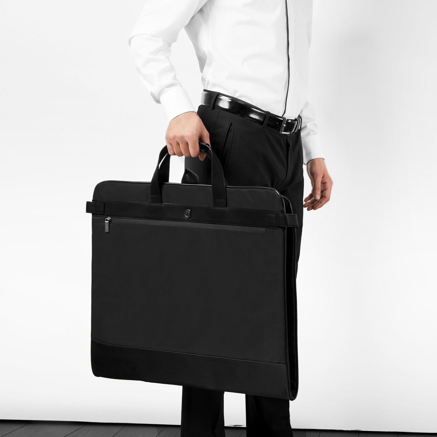 Person trägt Cerruti-Kleidersack 