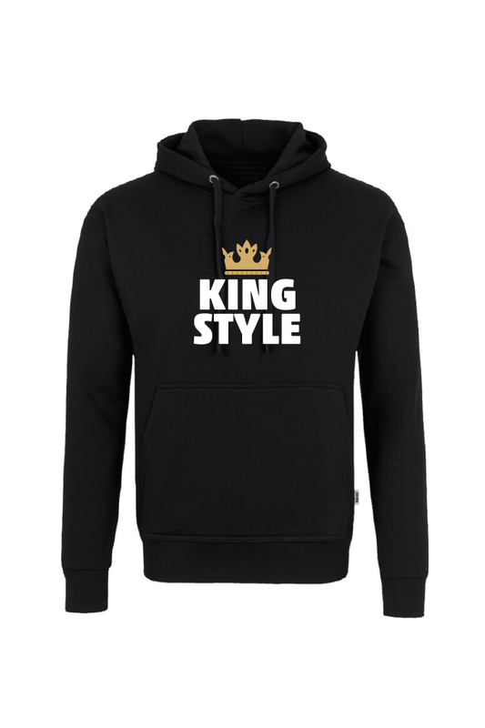 ein schwarzer Hoody mit Aufdruck "King Style" vorne über der Tasche