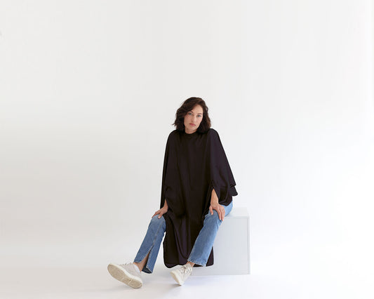 Model mit Classic Schneideumhang in schwarz