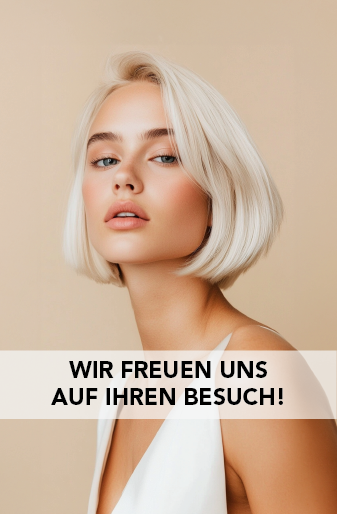 Terminkarten im Stil "beige"": ein Model mit kurzen, blonden Haaren und weißem Kleid, Vorderseite